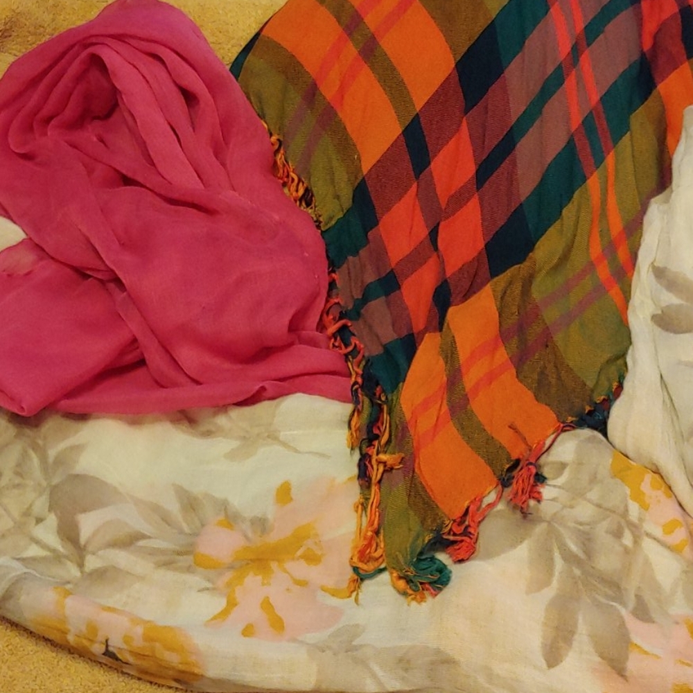 Scarfs - Picture 2 of 3